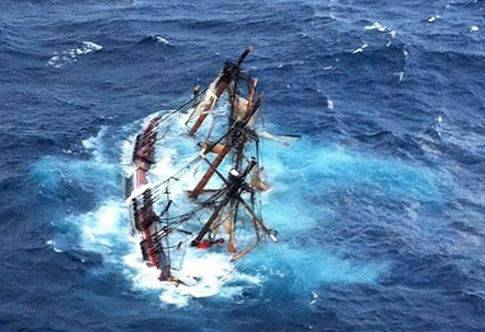 http://www.allthingsboat.com/wp-content/uploads/2015/07/bounty-sinking.jpg